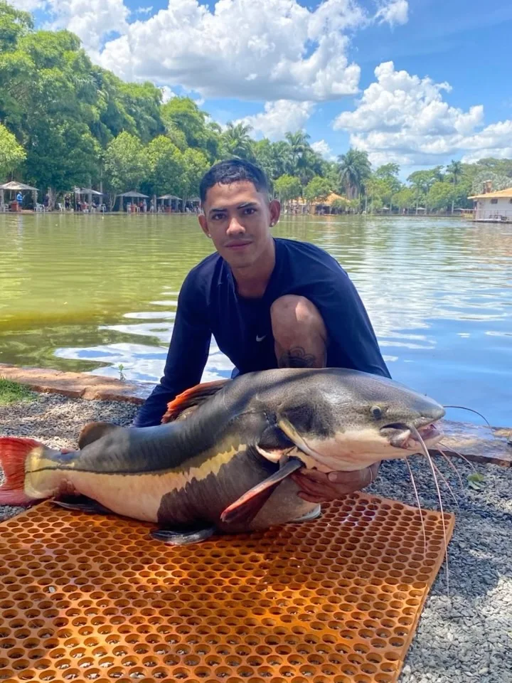 Pessoa com peixe no Três Ilhas Pessoa com peixe no Três Ilhas